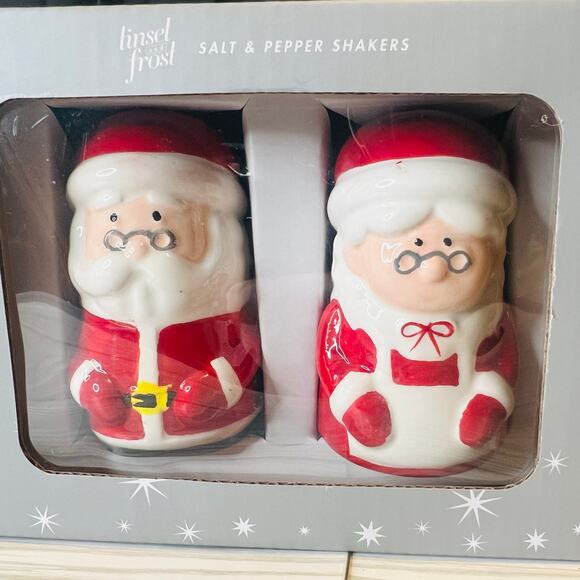 Santa And Mrs Clause Salt And Pepper Shaker - Picture 3 of 3